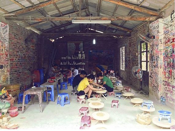 Khám phá chợ gốm sứ làng cổ Bát Tràng